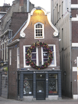 902833 Gezicht op de voorgevel van het pandje Oudegracht 133 (cadeauwinkel Pracht.nl) te Utrecht, met een grote ...